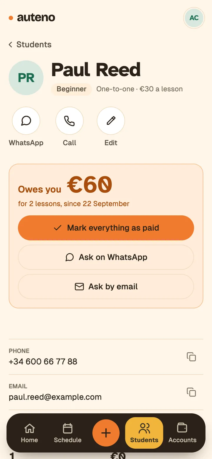 A student's page in Auteno who owes €60, with buttons to ask for it on WhatsApp or by email.