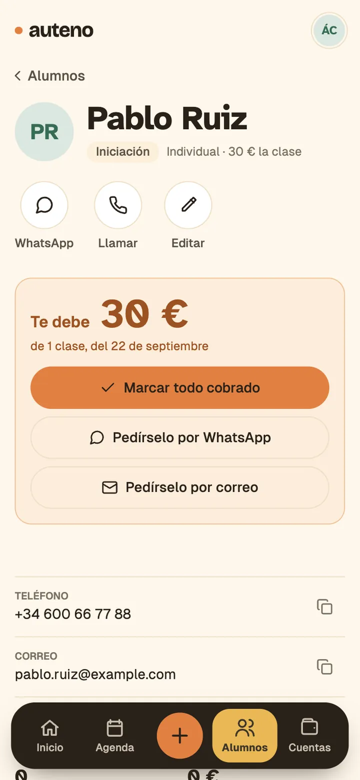 Ficha de un alumno en Auteno que debe 30 €, con los botones para pedírselo por WhatsApp o por correo.